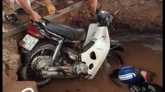 ‘Hố tử thần’ nuốt trọn 2 xe máy trong trường tiểu học