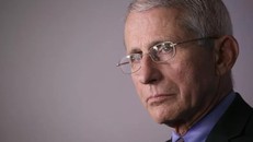 Chuyên gia y tế hàng đầu Mỹ: Khả năng cao là không thể xóa sổ COVID-19