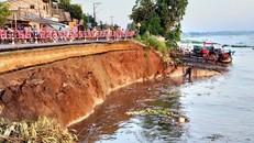 Hơn 40 mét quốc lộ 91 ở An Giang bị sụp xuống sông Hậu