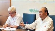 Thủ tướng Nguyễn Xuân Phúc thảo luận tổ tại nghị trường Quốc hội.