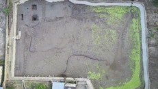 Đoàn khảo cổ thực hiện khai quật, thám sát tại khu vực ao nhà dân