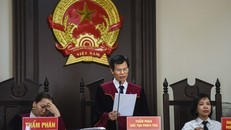 Chủ tọa phiên tòa Lưu Toàn Nghĩa (giữa) điều hành phiên xử sơ thẩm. - Ảnh: Zing.vn