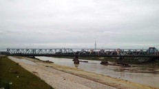 Tàu thuyền lưu thông qua cầu Đuống. (Ảnh: CTV/Vietnam+)