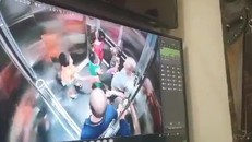 Người đàn ông dùng chân đá vào bộ phận nhạy cảm của bé trai. - Ảnh cắt từ clip