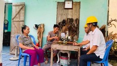 Cán bộ điện lực làm việc với hộ gia đình bà Gái về sự việc.
