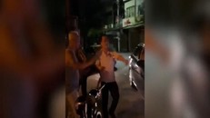 Người đàn ông say rượu đi taxi không trả tiền còn đuổi đánh tài xế