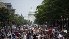 Người dân tham gia biểu tình phản đối phân biệt chủng tộc tại Washington D.C., Mỹ, ngày 6/6/2020. (Nguồn: THX/TTXVN)
