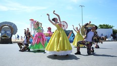 Du khách phấn khích với không khí Carnival rực rỡ sắc màu tại thành phố biển Sầm Sơn