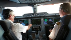 Phi công nước ngoài làm việc trên máy bay Airbus A350 - Ảnh: Tuổi Trẻ