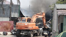 Hiện trường vụ cháy kho hóa chất xảy ra sáng 30-6, đến 10h30 mới khống chế được đám cháy - Ảnh: Tuổi Trẻ