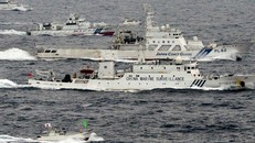 Lực lượng Bảo vệ bờ biển Nhật Bản bám sát tàu hải cảnh Trung Quốc. (Nguồn: Kyodo)