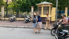 Hình ảnh hai phụ nữ đi xe máy bị ngã xe được chia sẻ trên mạng xã hội.