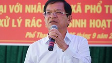 Ông Lê Viết Chữ tại buổi đối thoại với người dân huyện Đức Phổ về vấn đề nhà máy xử lý rác vào tháng 9/2019. - Ảnh: Vnexpress