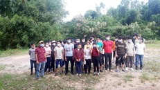 Biên phòng phát hiện, bắt giữ và đưa đi cách ly y tế 33 đối tượng nhập cảnh trái phép. - Ảnh: Dân Trí