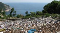 Bãi chôn lấp rác tại Eo Gió, Cù Lao Chàm 2020. - Ảnh: UNESCO