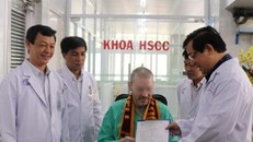 Đại diện Bộ Y tế và Bệnh viện Chợ Rẫy trao giấy xuất viện và chứng nhận âm tính với virus SARS-CoV-2 cho bệnh nhân 91 - Ảnh: TTXVN