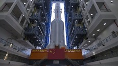 Tên lửa Trường Chinh 5 ở căn cứ phóng. - Ảnh: Xinhua.