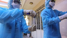 Nhân viên trung tâm y tế lấy mẫu bệnh phẩm người tiếp xúc bệnh nhân, xét nghiệm sàng lọc.