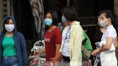 Người dân Hà Nội đeo khẩu trang khi ra đường ngày 26/7. - Ảnh: Hoàng Mạnh Thắng