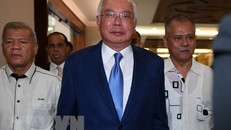 Cựu Thủ tướng Malaysia Najib Razak (giữa) tới phiên tòa ở Kuala Lumpur ngày 28/8 vừa qua. (Ảnh: AFP/TTXVN)