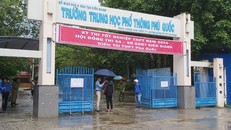 Thí sinh đến Trường THPT Phú Quốc làm thủ tục dự thi. - Ảnh: Zing.vn