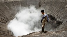 Lên đỉnh núi lửa đang hoạt động săn mây