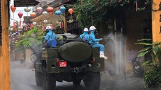 Lực lượng quân đội phun hóa chất khử trùng trên các tuyến dường phố cổ Hội An. - Ảnh: Vnexprss