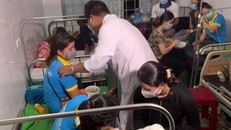 Hàng chục công nhân nhập viện sau khi ăn bánh mì. - Ảnh: Dân Trí