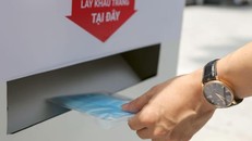 Cây 'ATM khẩu trang' miễn phí giúp người Hà Nội chống COVID-19