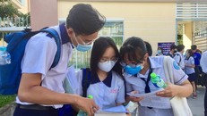 Thí sinh thảo luận sau giờ thi môn Tiếng Anh. - Ảnh: PLO