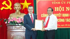 Phó Trưởng ban Thường trực Ban Tổ chức Trung ương Nguyễn Thanh Bình trao Quyết định của Bộ Chính trị, chuẩn y đồng chí Phạm Đại Dương, Phó Bí thư Tỉnh ủy, Chủ tịch Ủy ban nhân dân tỉnh Phú Yên giữ chức Bí thư Tỉnh ủy Phú Yên nhiệm kỳ 2015-2020. - Ảnh: Báo