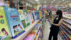 Phụ huynh bó tay trước số lượng SGK và sách bổ trợ được trộn chung. - Ảnh: Như Ý