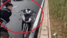 Nam thanh niên dùng hung khí đập xe máy của người dân.