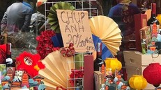 Tự ý treo biển thu phí chụp ảnh, nhiều chủ quán trên phố Hàng Mã bị xử lý