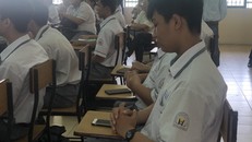Học sinh sử dụng điện thoại trong giờ học: Cấm hay quản đều khó