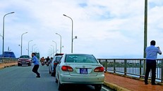 Đoàn xe biển xanh dừng lại trên cầu Nhật Lê 1. - Ảnh: Zing.vn