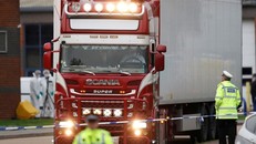 Cảnh sát Anh phong tỏa hiện trường phát hiện chiếc xe lạnh chở thi thể 39 người Việt Nam gần một khu công nghiệp ở Grays, Essex, tháng 10/2019.