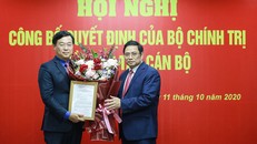 Ông Phạm Minh Chính trao quyết định cho ông Lê Quốc Phong. - Ảnh: Trung ương Đoàn TNCS Hồ Chí Minh