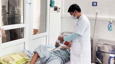 Bác sĩ chăm sóc cho bệnh nhân bị bỏng do cồn.