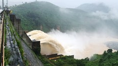 Nhiều thủy điện miền Trung xả lũ sau bão