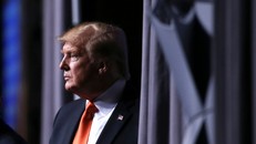 Ngân hàng đợi kết quả bầu cử để đòi nợ Tổng thống Trump