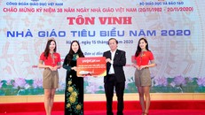 Phó Tổng giám đốc Vietjet Đỗ Xuân Quang tặng phần quà của Vietjet cho đại diện Công đoàn Giáo dục Việt Nam