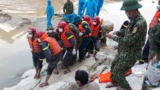 Lực lượng cứu hộ phát hiện thi thể công nhân dưới lòng sông Rào Trăng. - Ảnh: Zing.vn