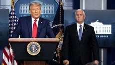 Ông Trump bất ngờ xuất hiện 1 phút trong họp báo của Nhà Trắng