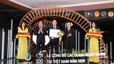 Ông Nguyễn Thành Đạt - Giám Đốc Truyền Thông Herbalife Việt Nam đại diện Công ty nhận Giải thưởng.