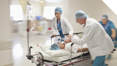 Nạn nhân bị đột quỵ cần được đưa đến cơ sở y tế gần nhất càng nhanh càng tốt.