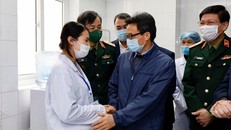 Phó Thủ tướng thăm các ca tiêm thử vắcxin Nano Covax ngừa COVID-19