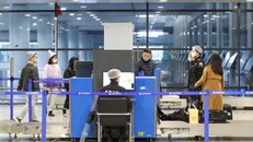 Những ngày gần đây, mỗi ngày tại sân bay quốc tế Phố Đông Thượng Hải của Trung Quốc có khoảng 1.000 chuyến bay. (Ảnh: Xinhua)