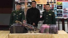 Ông Phạm Minh Hải cùng số pháo hoa nổ. - Ảnh: Zing.vn