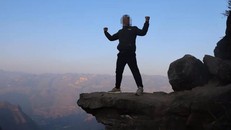 Mỏm đá "check-in" nổi tiếng ở Pải Lủng, huyện Mèo Vạc, Hà Giang. - Ảnh minh họa